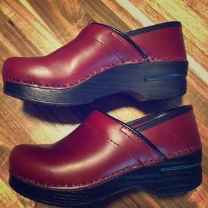 Dansko clogs, size 35 like new!